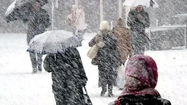 Iarna pune stăpânire pe România! Cod galben de ninsori și viscol în aproape jumătate de țară!
