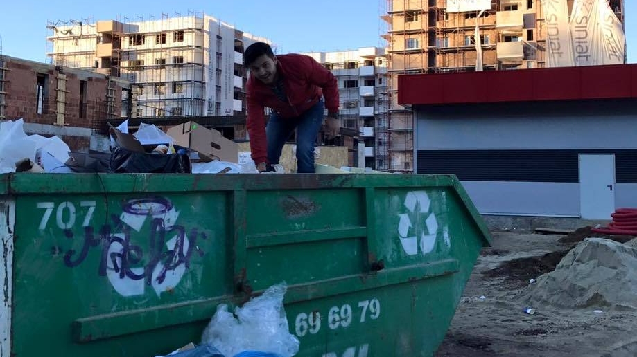 LIVIU VÂRCIU caută şi nu găseşte! A intrat într-un container cu gunoi şi…
