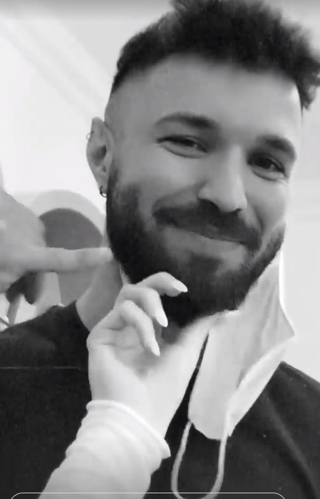 Lidia Buble, sărutată cu patos de un bărbat sexy într-un salon de înfrumusețare: “E cel mai frumos bărbat din lume” | VIDEO