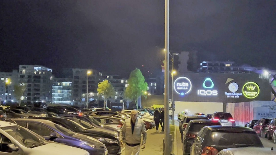 Ilie Năstase se plimbă cu paharul în mână (Foto: CANCAN.RO)