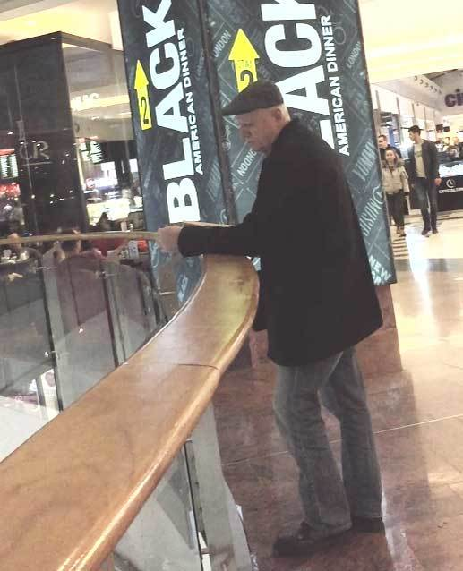 Fostul ministru n-a lăsat deloc din mână cartonul de pizza