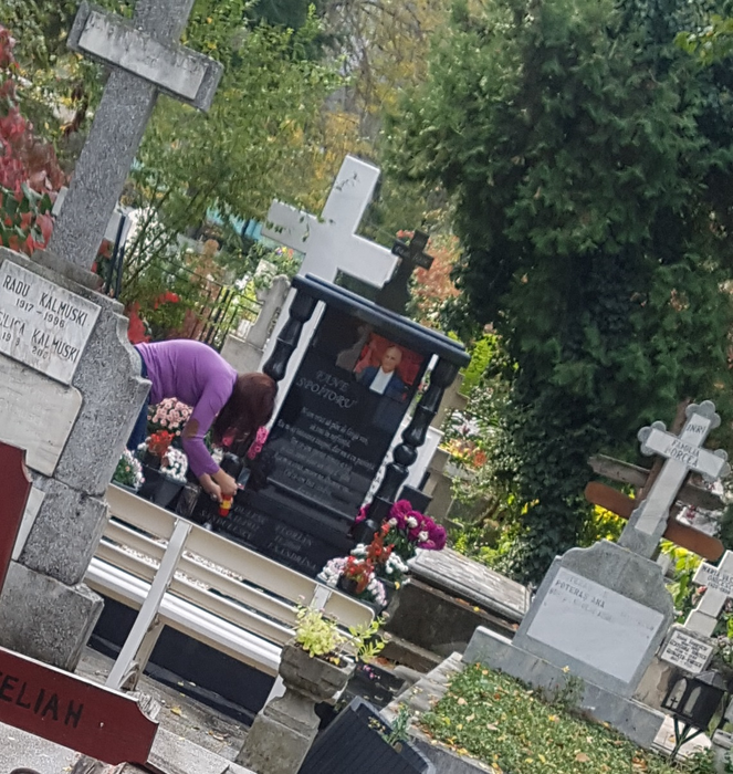 Elena, văduva lui Fane Spoitoru, merge des la mormântul soțului