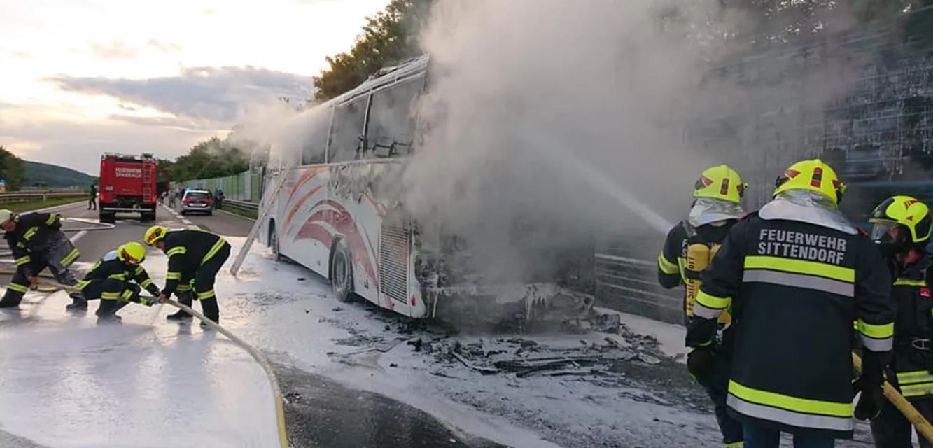 Un autocar cu 49 de români a fost mistuit de flăcări pe o autostradă din Austria