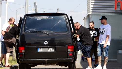 ”Băieţii răi” de la BUG Mafia au viaţă grea prin turnee. Durii s-au înghesuit ca sardelele într-o dubiţă!