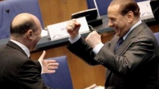 Cum isi bate joc Berlusconi de Basescu