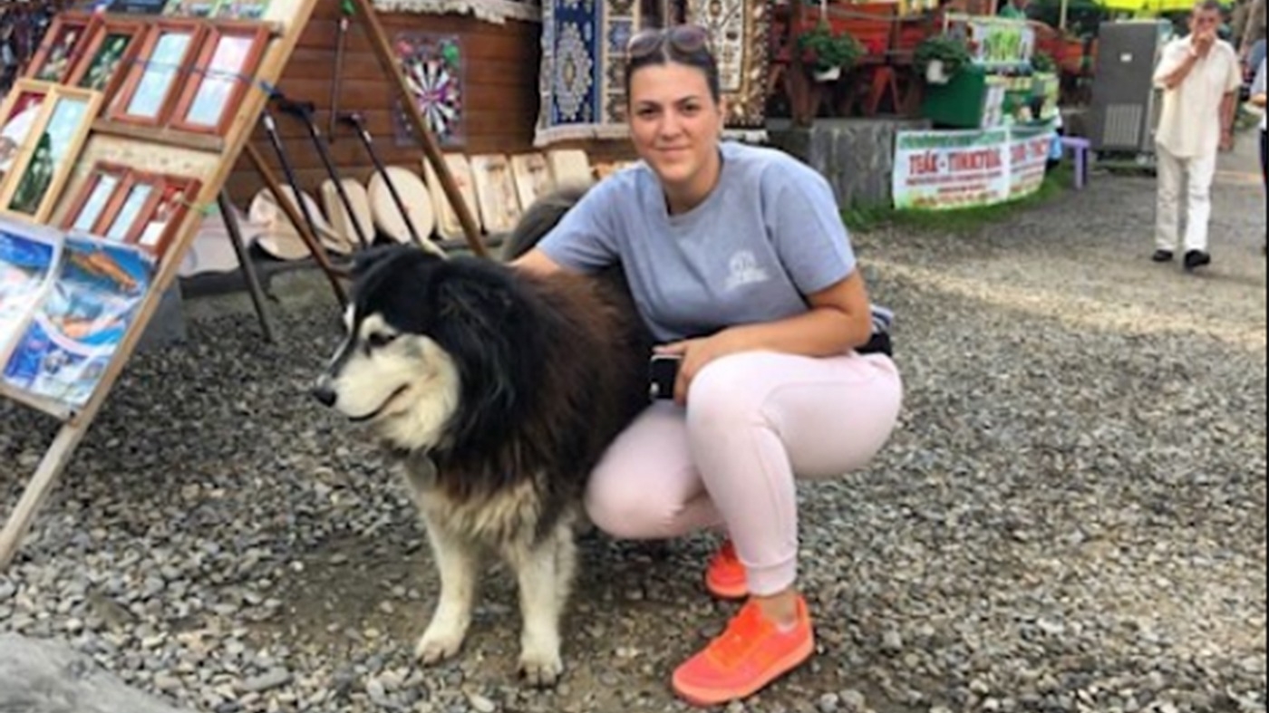 Cel mai ciudat job din România. Câți lei câștigă pe zi o "bonă" de animale de companie
