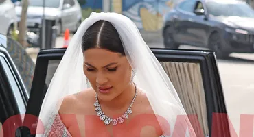 A pus din nou la gât colierul de peste 100.000 de euro! Roxana Dobre, detalii în premieră despre rochia specială și bijuteria unicat, purtate la nuntă