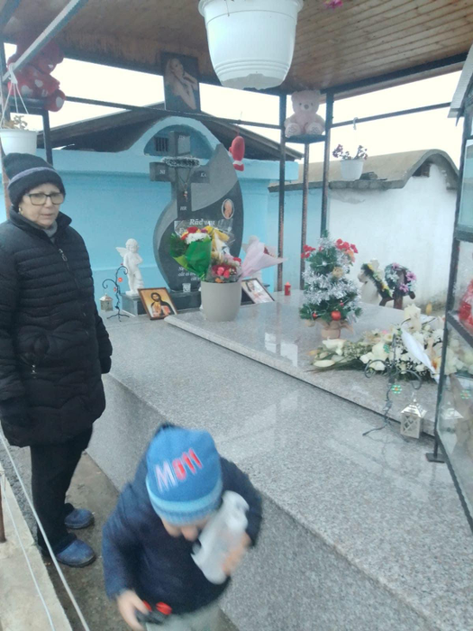 Mama Denisei Răducu, la mormântul fiicei sale. Imaginile durerii în ziua în care artista ar fi împlinit 32 de ani