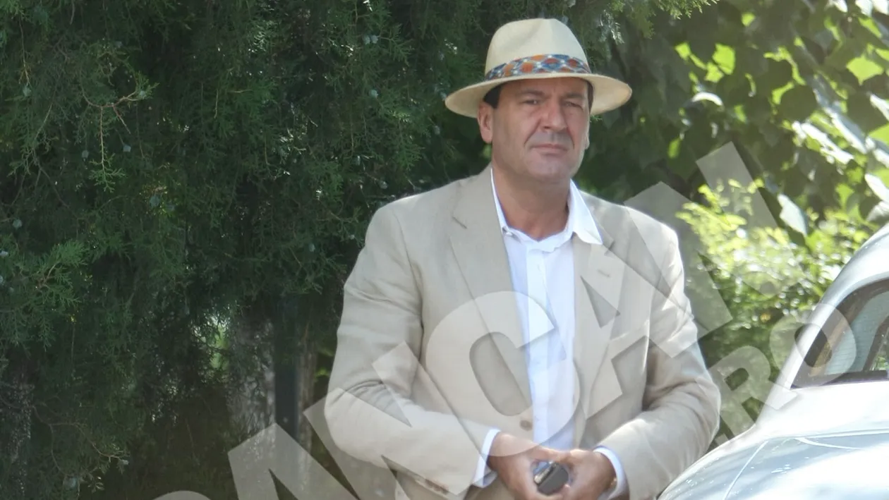 Cel mai nou cuplu-şoc din showbiz! Milionarul Dan Nicorescu a dat-o gata pe Raluca Dumitru cu un telefon placat cu aur