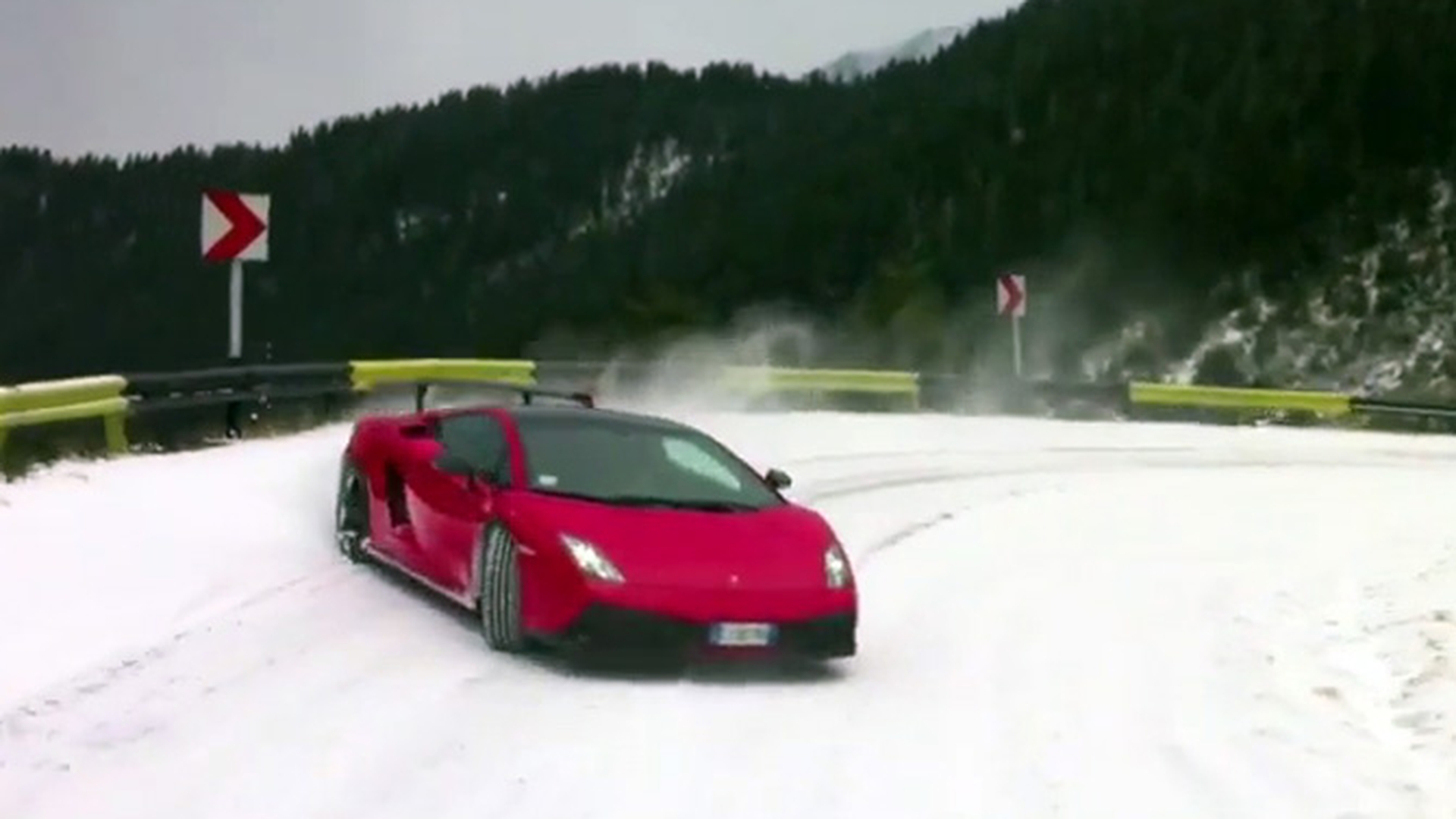 Video BESTIAL! Un dement cu un Lamborghini de peste 200.000 de euro face drifturi nebunesti pe Transfagarasan - Prietenii il filmeaza din elicopter
