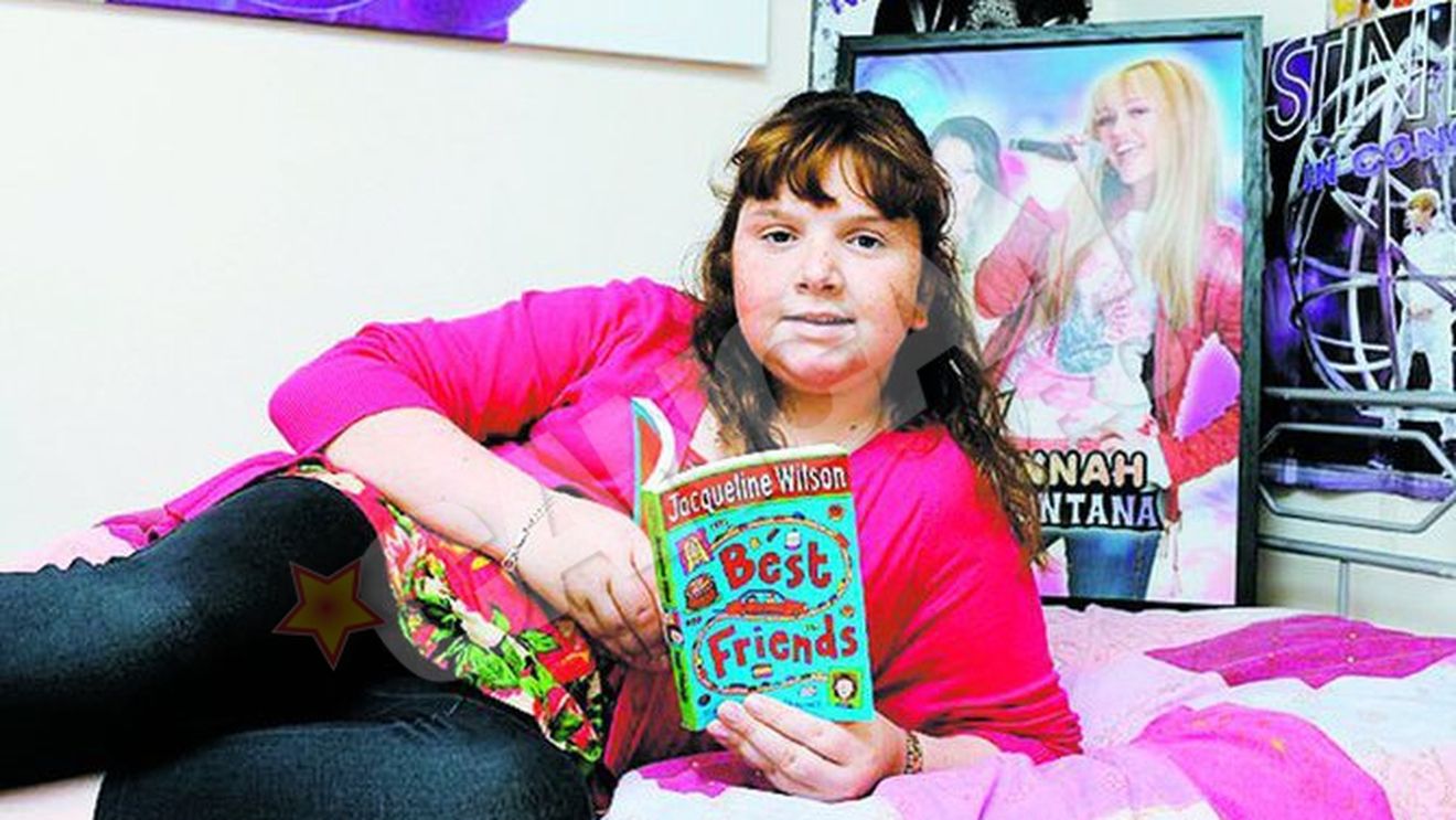 O adolescenta britanica s-a nascut fara hormoni! Condamnata sa fie copil pe viata