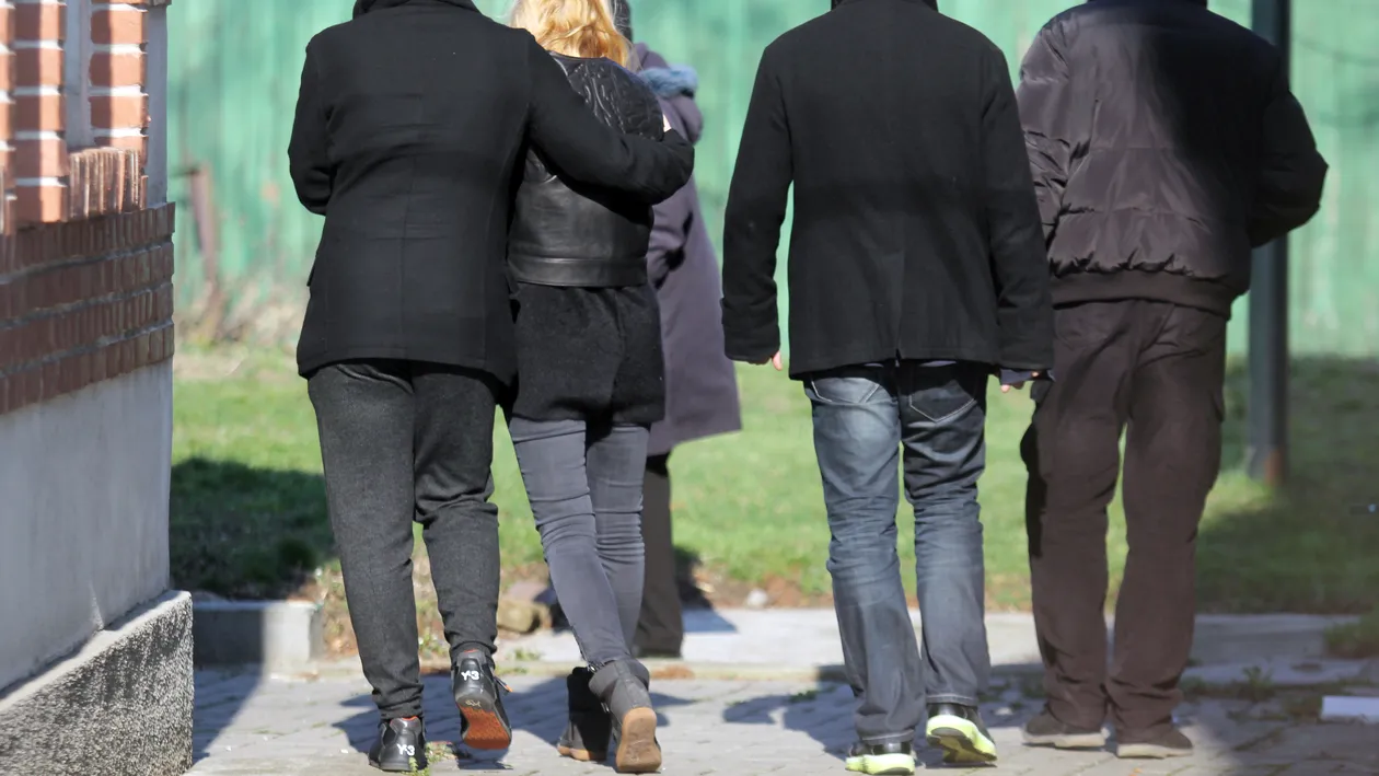 Cate lacrimi, ce durere! Reactiile cutremuratoare ale parintilor Micai, cand si-au vazut copila, in rochie de mireasa, in sicriu