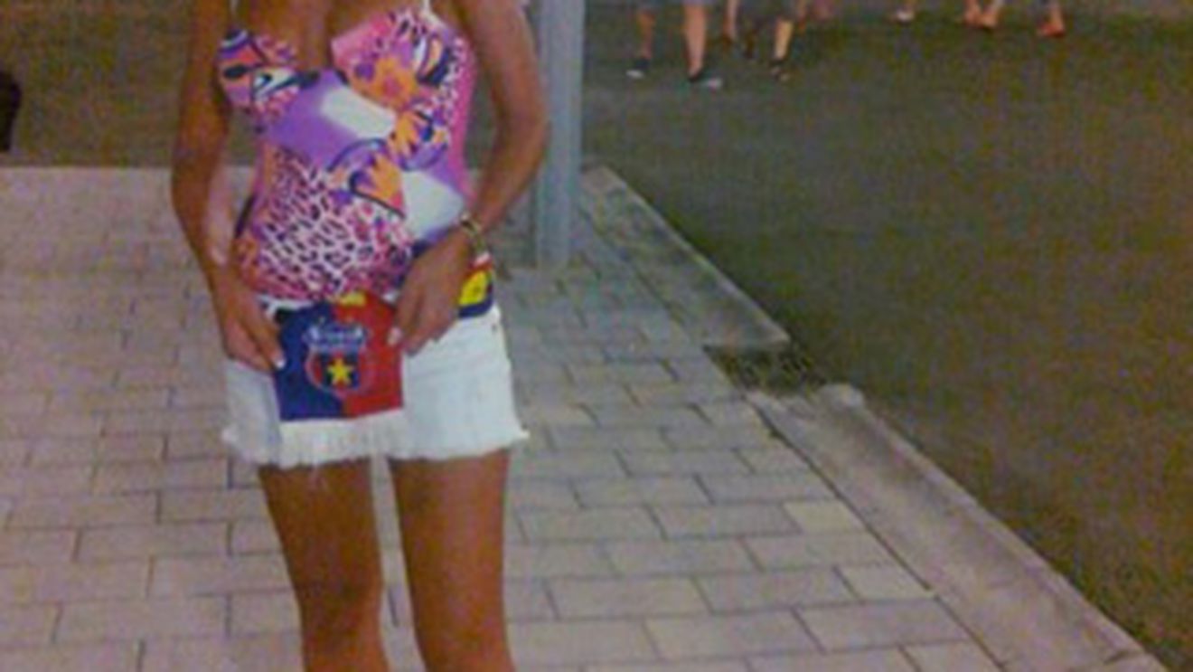 Si-a revenit spectaculos dupa ce a fost violata de doctorul Tranca si a cazut pe geam! Uite cum i-a innebunit Andreea pe suporterii stelisti cu silicoanele!