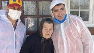 Caz inedit în Giurgiu! Un primar s-a fotografiat îmbrățișând bătrânii cărora le-a dus alimente! „Este regretabil ce a făcut”