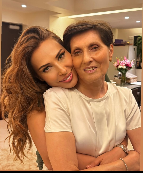 Iulia Vântur a postat o fotografie alături de mama ei. Sursă: Instagram