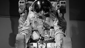 Costumele Prada vor ajunge pe Lună! Firma de haine de lux tocmai a semnat un parteneriat cu NASA