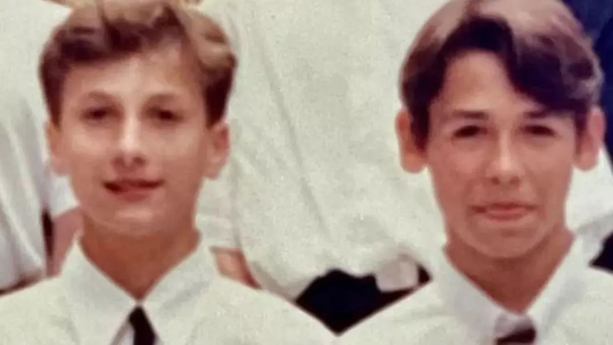 Băiețeii din imagine au ajuns două mari vedete TV ale României. Ți-ai dat seama cine sunt?