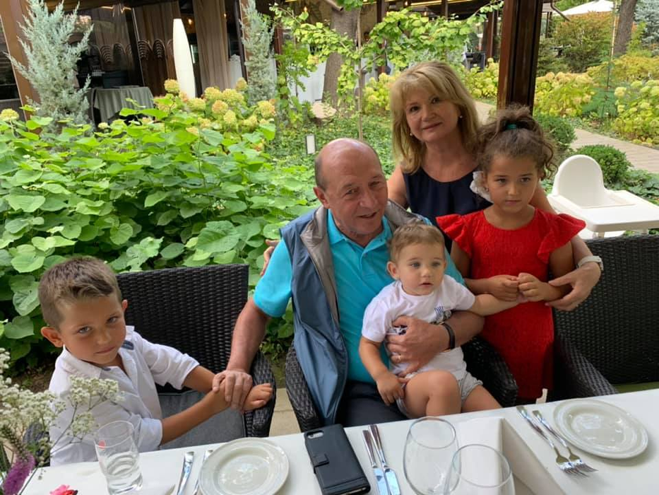 Elena Băsescu se pregătește să devină mamă din nou! A vrut să ascundă vestea, dar s-a dat singură de gol