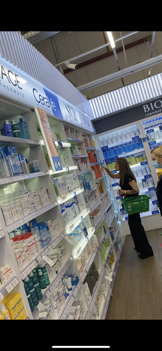 Romanița Iovan a fost la farmacia Tei, de unde și-a cumpărat cosmetice (Foto: CANCAN.RO)