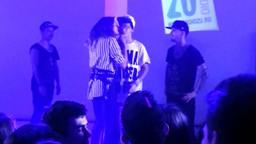 Cine si-ar fi imaginat? Antonia a fost cucerita de un student pe care l-a sufocat cu pupici si imbratisari! Vezi cine e norocosul!