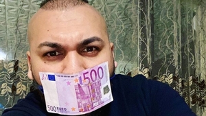 Cum își numără, de fapt, Dani Mocanu banii acasă. VIDEO