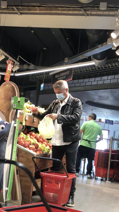 Dan Bittman nu crede în coronavirus, dar a ieșit cu mască la cumpărături