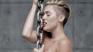 "Ce-i aia?" TATUAJUL cu care Miley Cyrus si-a UIMIT fanii! Ce poza a publicat pe Twitter