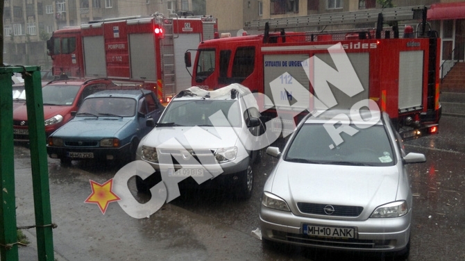 Patru autoturisme distruse de furia naturii! Acoperisul unui bloc a cazut peste 4 masini