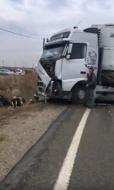 Accident înfiorător în apropiere de Craiova! Doi soți au murit, după ce mașina lor s-a izbit de un tir