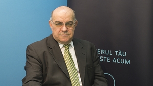 (P) Domnul Iordan, bunicul care îşi face vacanţele şi îşi achită leasingul din veniturile câştigate făcând bucurii oamenilor din Capitală
