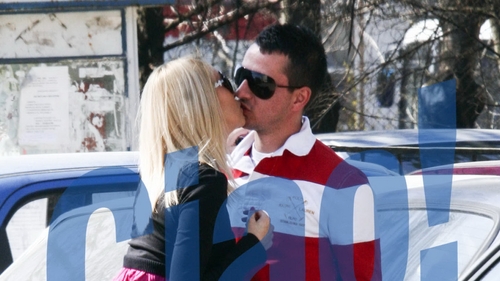Imagini cu Diana si Ducu chiar de la inceputul relatiei lor. A iesit in fata studioului in papuci roz de casa pentru primul sarut!