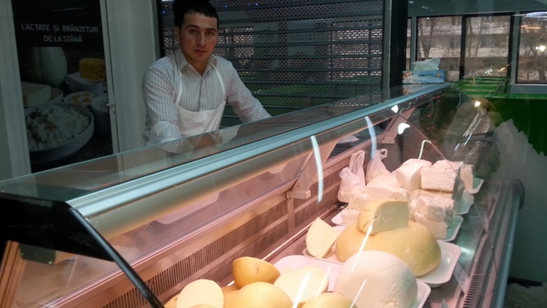 Ciobanul Ghita si-a lasat nasul sa vanda la magazinul din Bucuresti! Ce crezi, are clienti?
