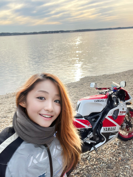 Șocant! O sexy-motociclistă din Japonia, cu mii de urmăritori, s-a dovedit a fi un bărbat de 50 de ani. FOTO