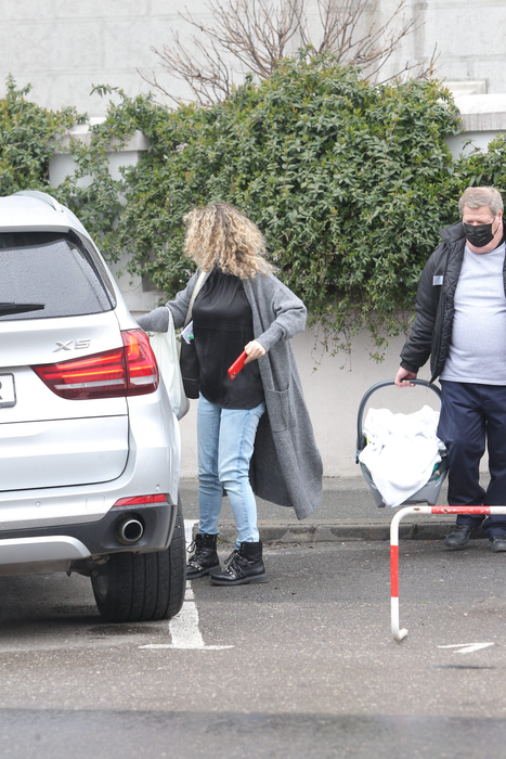 Alina Laufer a fost externată din spital împreună cu gemenii săi