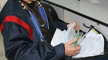 Imagini de senzatie! Vezi la ce strategie a apelat un postas ca sa duca pensiile bucurestenilor in prima zi in care a nins