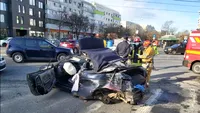 Un accident grav a fost provocat de un șofer fără permis! Mașina acestuia s-a lovit cu putere de un alt autoturism, după care s-a oprit într-un stâlp