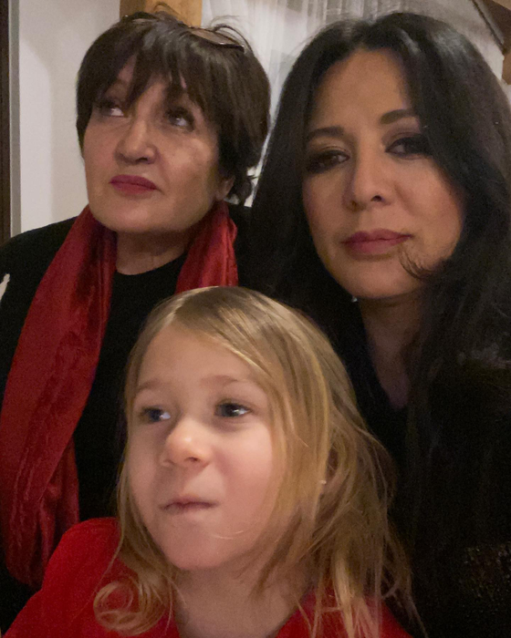 Oana Niculescu, alături de mama și fiica ei / Sursă foto: Facebook