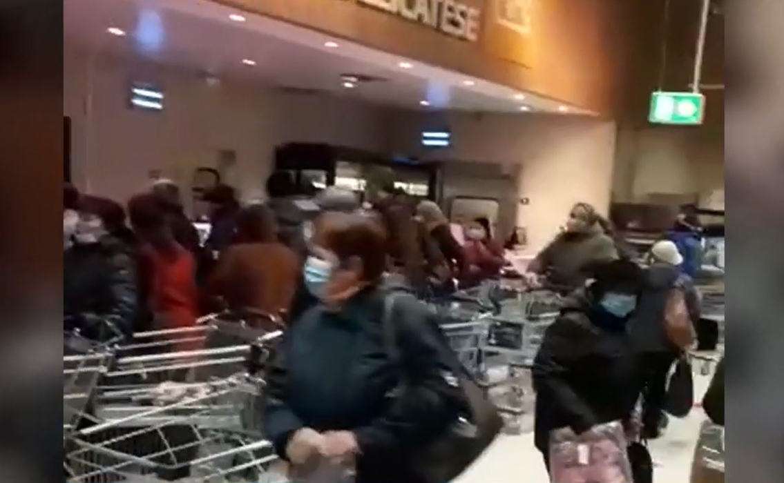 Zeci de oameni din Alexandria s-au luptat pentru carne la ofertă în pandemie. Autoritățile se tem că astfel de scene se vor repeta și în alte orașe