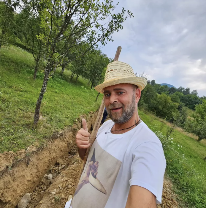 Cum arată casa de vacanță a lui Cosmin Seleși din inima Maramureșului. A petrecut primul Paște acolo cu familia