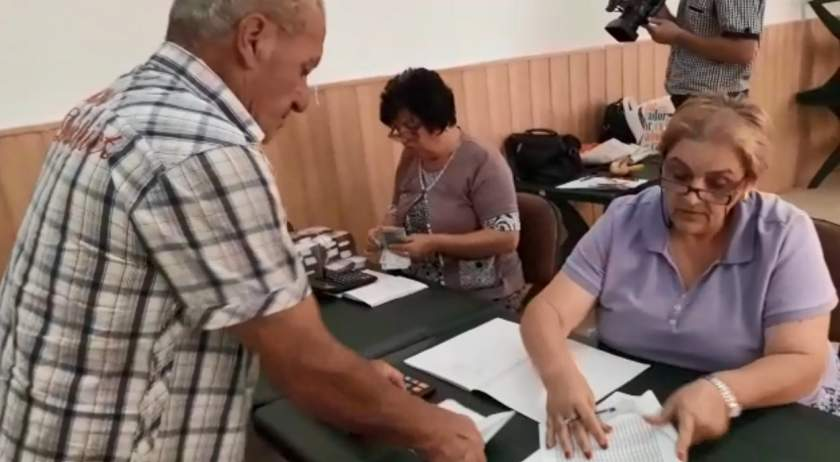 Sute de oameni au stat la coadă la primăria din Brăila pentru a primi despăgubiri pentru porcii omorâți din cauza pestei porcine