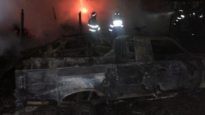 Incendiu puternic într-o comună din Argeș. Focul a făcut ravagii la un depozit de furaje și utilaje