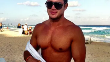 Ce pectorali lucrati ai, Victor Slav! Prezentatorul a facut furori pe plaja din America cand a renuntat la tricou si a defilat dezbracat