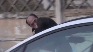 Romică Ţociu, exces de tandreţe în stradă! N-ai să ghiceşti pe cine a sărutat cu foc de data asta!