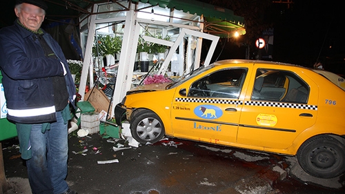 Accident spectaculos in Crangasi! Doua taxiuri au intrat intr-o florarie de cartier si au facut-o praf!
