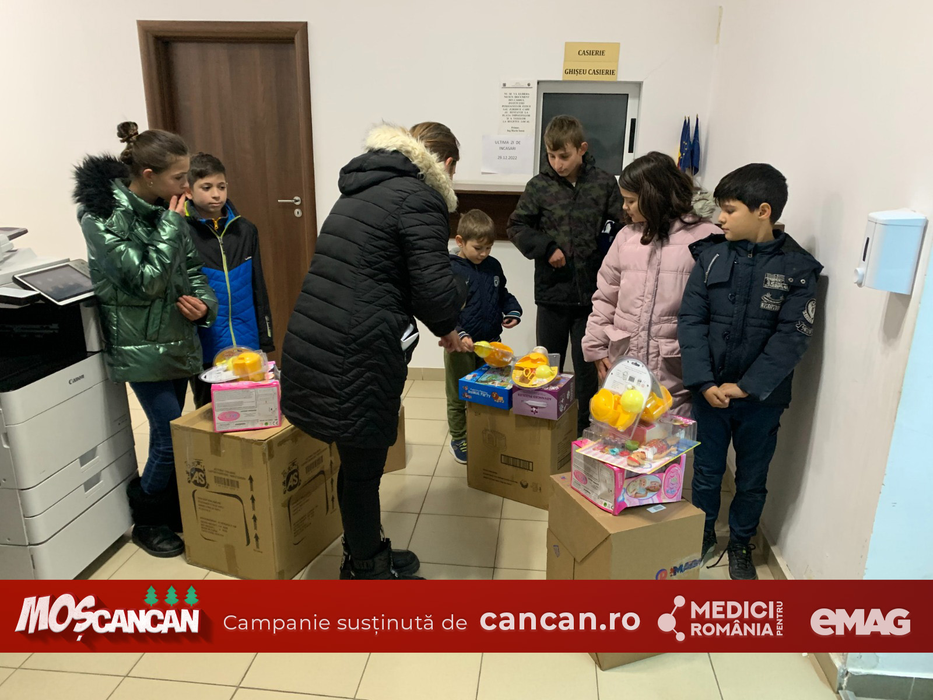 MOȘ CANCAN Dăruiește a ajuns în comuna Copăceni din Ilfov. Copiii au parte de daruri de Crăciun