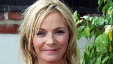 Kim Cattrall nu vrea sa arate mai tanara decat este: Nu am incredere in operatiile estetice