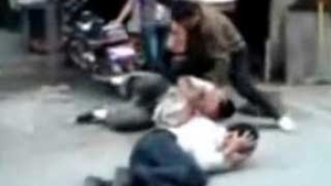 VIDEO SOCANT! Zdrobesc cu bolovani hotii prinsi in flagrant!