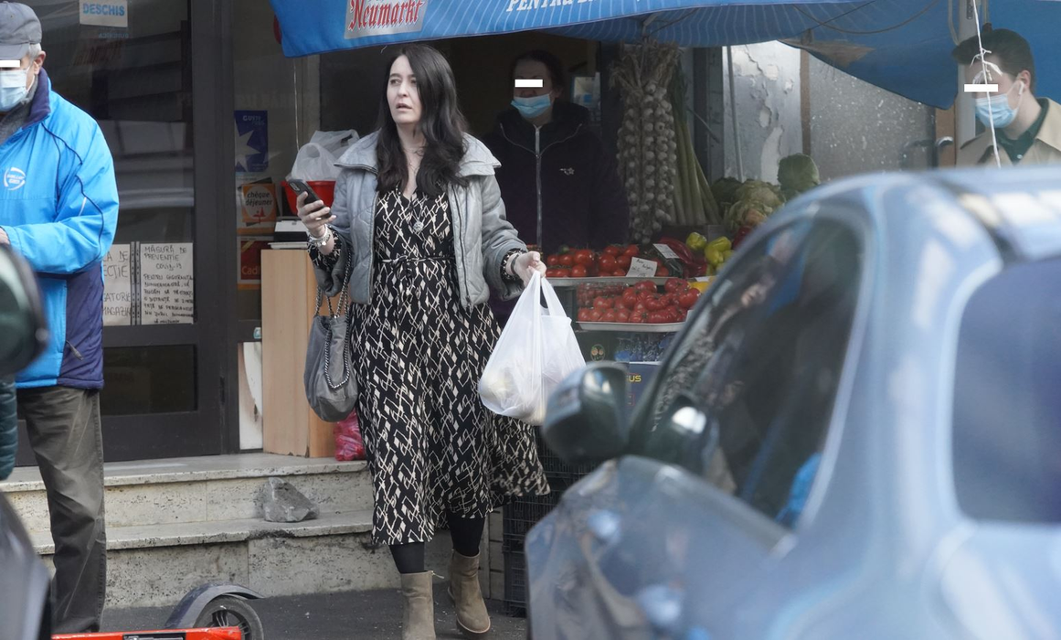 Amalia Năstase a terminat cumpărăturile și pleacă acasă (Foto: CANCAN.RO)