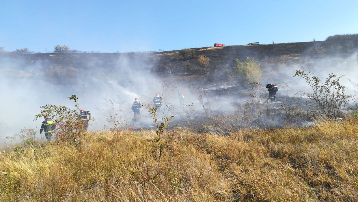 Incendiu puternic la Iași! Este afectată o suprafață de 50 de hectare