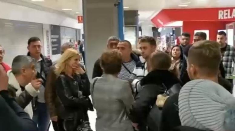 Români blocaţi de 24 de ore pe aeroportul din Valencia. Ce s-a întâmplat cu avionul Wizz Air care ar fi trebuit să-i aducă în București